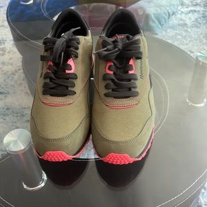 Women Reebok  - size 9